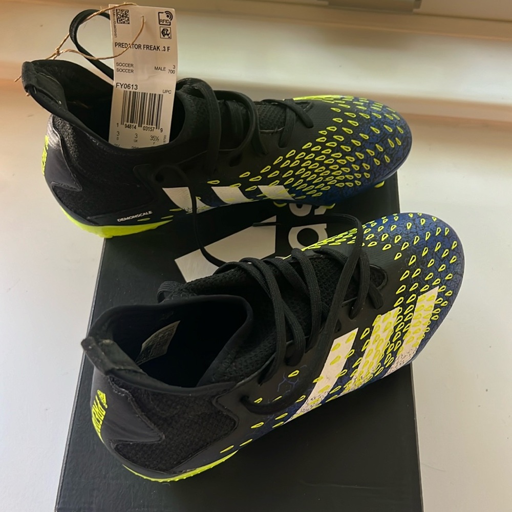 Brand new in box Adidas Predator Freak .3FG J youth size 3.5 cleats